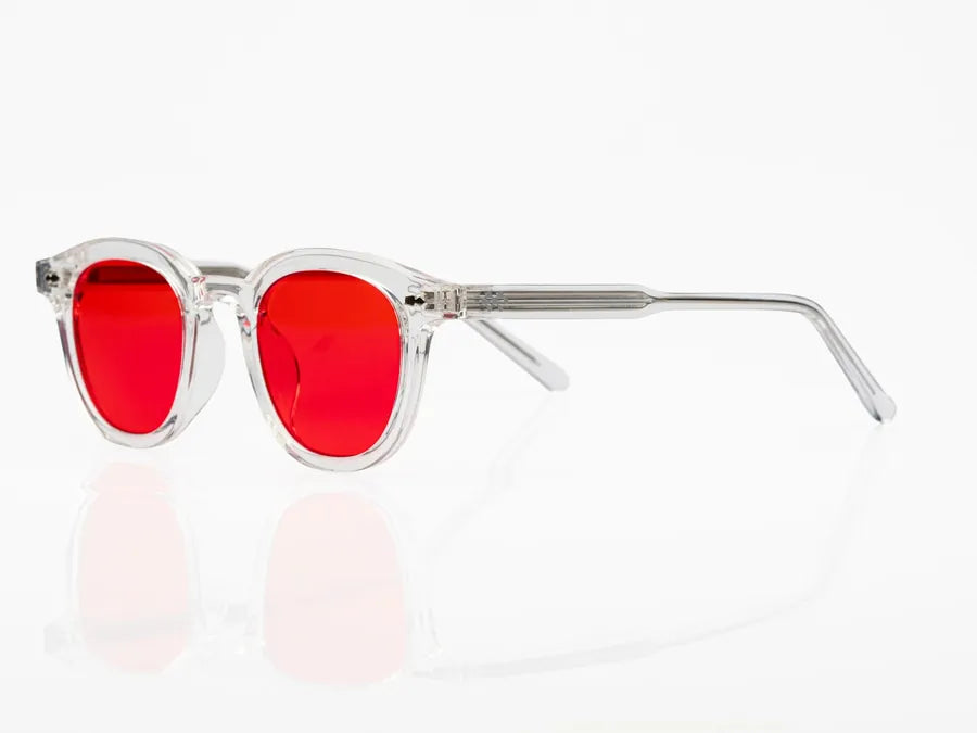 Lentes Sleep Mode de Insae de lado: armazón Boston transparente, bisagra de metal y mica roja