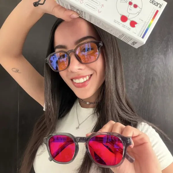 Maru con la caja de Sleep Mode y unos lentes Insae de mica roja en la mano