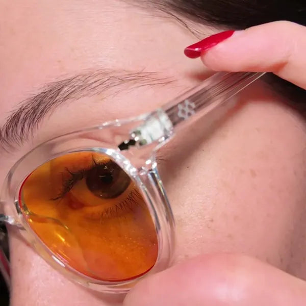 Acercamiento a unos lentes Insae de armazón transparente y mica naranja