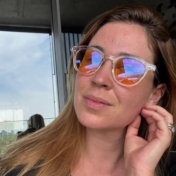 Andrea con lentes Insae de armazón transparente junto a una ventana
