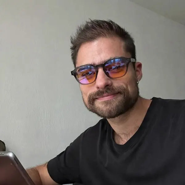 Fernando con lentes Insae de armazón gris frente a su computadora
